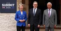 O primeiro-ministro britânico, Keir Starmer (centro), posa ao lado da presidente da Comissão Europeia, Ursula von der Leyen (esq.), e do presidente do Conselho Europeu, António Costa, na chegada à Cúpula Reino Unido-União Europeia, realizada na Lancaster House, em Londres.  Foto: AFP - HENRY NICHOLLS / RFI