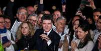 O candidato presidencial Nicusor Dan acompanha o resultado das pesquisas de boca de urna do segundo turno da eleição presidencial da Romênia, em Bucareste, Romênia, em 18 de maio de 2025.  Foto: REUTERS - Stoyan Nenov / RFI
