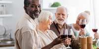 Alimentos que devem ser evitados por idosos: álcool deve ser consumido sem exageros  Foto: depositphotos.com / AndrewLozovyi / Bons Fluidos