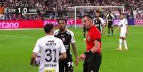 Foto: Reprodução - Legenda: Martínez provocou Escobar durante o clássico. Jogador do Santos acabou expulso / Jogada10