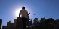 Movimentação na Passarela dos Piques no centro de São Paulo em tarde de forte calor. Foto: Daniel Teixeira/Estadão - 17/02/2025 / Estadão