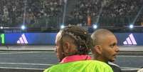 Cris Guedes conversa com Neymar antes de final Kings League  Foto: Raul Godoy/Terra