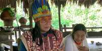 Manari Ushigua, líder da comunidade de Llanchamacocha (à esquerda), e sua mãe, Mukusawa Luisa Santi Ashanga, morta em março passado. Ela era uma das últimas fluentes na língua Sapara.  Foto: © Eric Samson/RFI / RFI