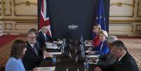 O primeiro-ministro da Grã-Bretanha, Keir Starmer, segundo à esquerda, fala com a presidente da Comissão Europeia, Ursula von der Leyen, terceira à direita, durante uma reunião entre o Reino Unido e a União Europeia para discutir laços mais estreitos em sua primeira cúpula oficial desde o Brexit, em Londres, segunda-feira, 19 de maio de 2025.  Foto: AP - Kin Cheung / RFI