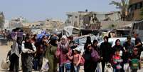 Palestinos levam seus pertences depois que o exército israelense deu a ordem de evacuação, no sul da Faixa de Gaza, em 19 de maio de 2025.  Foto: © Reuters/Hatem Khaled / RFI