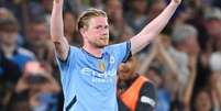 Foto: Stu Forster/Getty Images - Legenda: De Bruyne fez seu último jogo com a camisa do City no Etihad Satdium, casa do clube / Jogada10