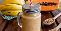 Vitamina de mamão, banana, granola e aveia  Foto: Giovani Dressler | Shutterstock / Portal EdiCase