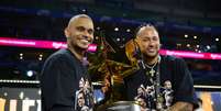 Neymar e Cris Guedes com troféu da Kings League Foto: Divulgação/Kings League