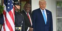 O presidente dos Estados Unidos, Donald Trump, recebe o presidente da África do Sul, Cyril Ramaphosa, na Casa Branca em Washington, DC, em 21 de maio de 2025.  Foto: AFP - MANDEL NGAN / RFI