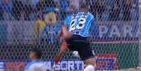  Foto: Reprodução / Prime Video Sport Brasil - Legenda: Marlon finaliza para grand edefesa do goleiro Gabriel Félix. Goleiro se destaca e como 0 a 0 classifica o time alagoano / Jogada10