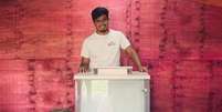 Diácono Javã, de 26 anos, lidera igreja da Tekoa Ka'aguy Mirim, em Itanhaém  Foto: Vinícius Mendes/BBC / BBC News Brasil