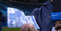 Nota de R$ 2 foi jogada em direção a arbitro por dirigente do Grêmio  Foto: Reprodução/X @pvsportbr