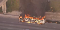 Ônibus pega fogo na rodovia Anhanguera, em São Paulo  Foto: Reprodução/TV Globo