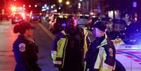 Policiais trabalham no local onde dois funcionários da embaixada de Israel foram mortos a tiros perto do Museu Judaico da Capital, em Washington, nesta quarta-feira (21)  Foto: REUTERS - Jonathan Ernst / RFI