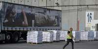 Caminh&atilde;o com ajuda humanit&aacute;ria para a Faixa de Gaza estacionadono estacionamento da passagem de fronteira de Kerem Shalom entre Israel e Gaza, no sul de Israel.  Foto: AP - Leo Correa / RFI