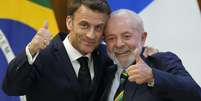 Durante a visita de Estado, Lula se encontra na capital francesa com o presidente Emmanuel Macron, com quem deve repassar a relação bilateral, tratar de geopolítica, defesa e meio ambiente.  Foto: AP - Eraldo Peres / RFI