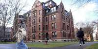 Um dos prédios no campus da Universidade de Harvard, em Cambridge, Massachusetts, nos Estados Unidos.  Foto: © Steven Senne, AP / RFI