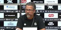 Foto: Reprodução/Santos TV - Legenda: Cléber Xavier ainda não venceu no comando do Santos / Jogada10