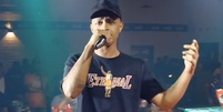 MC Dick durante apresentação na Roda de Funk  Foto: Reprodução/YouTube/Roda De Funk Oficial