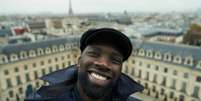 Omar Sy como Assane Diop, o protagonista da série de ação 'Lupin', da Netflix  Foto: Reprodução
