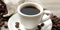 O café oferece diversos benefícios para o organismo, mas deve ser consumido com moderação para evitar malefícios Foto: Sunlight_s | Shutterstock / Portal EdiCase