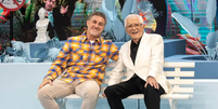 Luciano Huck e Carlos Alberto de Nóbrega no palco do 'Domingão'  Foto: Leo Rosário/Globo