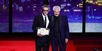 O diretor brasileiro Kleber Mendonça Filho aceitou o prêmio de Melhor Direção das mãos de Claude Lelouch  Foto: Andreas Rentz/GettyImages