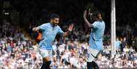  Foto: Alex Broadway/Getty Images - Legenda: Gundogan (E) comemora o gol da vit&oacute;ria no Craven Cottage / Jogada10