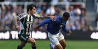  Foto: George Wood/Getty Images - Legenda: Jogadores de Newcastle e Everton em disputa de bola na &uacute;ltima rodada da Premier League / Jogada10
