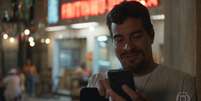 Vasco (Thiago Martins) fazendo uma "fezinha" em 'Vale Tudo': crítica na sequência de comercial de bet  Foto: Reprodução/TV