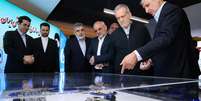 O presidente iraniano, Massoud Pezeshkian, segundo &agrave; direita, observa a maquete de uma instala&ccedil;&atilde;o nuclear durante mostra de progressos nucleares iranianos, em 9/4/25.  Foto: &copy; Iranian Presidency / AFP / RFI