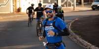 Hugo Farias durante a primeira das 366 maratonas que percorreu consecutivamente  Foto: Divulga&ccedil;&atilde;o / BBC News Brasil