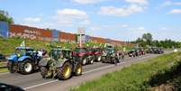 Agricultores afiliados da FNSEA bloqueiam a rodovia A1 com tratores, perto de Lille, em 19 de maio de 2025, para exigir a revogação de regulamentações restritivas.  Foto: AFP - FRANCOIS LO PRESTI / RFI