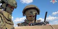 Imagem divulgada nesta segunda-feira (26) pelo exército russo mostra soldados monitorando drones em localidade não informada.  Foto: AP / RFI