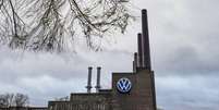 A principal f&aacute;brica da Volkswagen em Wolfsburg, Alemanha, em 9/12/24.  Foto: AP - Martin Meissner / RFI