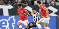  Foto: Vitor Silva/Botafogo - Legenda: Artur tirou um coelho da cartola no embate contra o Estudiantes / Jogada10