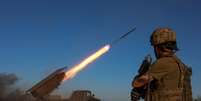 Imagem ilustrativa: militares ucranianos disparam um sistema de lançamento múltiplo de foguetes BM-21 Grad contra tropas russas, em 19 de abril de 2025.  Foto: REUTERS - Anatolii Stepanov / RFI