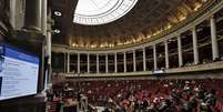 Assembleia Nacional Francesa nesta ter&ccedil;a-feira (27) antes do in&iacute;cio da vota&ccedil;&atilde;o da lei que cria o direito &agrave; ajuda para morrer.  Foto: &copy; St&eacute;phane de Sakutin / AFP / RFI