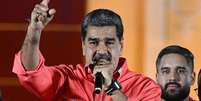Nicol&aacute;s Maduro discursa aos seus partid&aacute;rios e comemora o resultado das elei&ccedil;&otilde;es de domingo (25/05) na pra&ccedil;a Bol&iacute;var, em Caracas  Foto: Federico Parra/AFP via Getty Images / BBC News Brasil