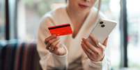 O uso dos cartões de crédito e os de débito internacional são afetados pela nova alíquota do IOF  Foto: Oscar Wong/GettyImages