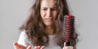 Sua queda de cabelo pode ter relação com a deficiência de ferro  Foto: Freepik