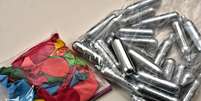 Usuários utilizam pequenos cilindros de metal com o gás e o inalam por meio de balões  Foto: SOPA Images via Getty Images / BBC News Brasil
