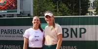 Luisa Stefani e Babos em Roland Garros   Foto: Divulga&ccedil;&atilde;o / Esporte News Mundo