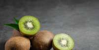 Kiwi oferece muitos benefícios à saúde e ajuda no emagrecimento  Foto: Freepik