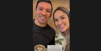  Foto: Reprodução / Instagram - Legenda: Lúcio, ex-zagueiro da Seleção, apareceu sorrindo ao lado da esposa e com algumas lesões evidentes na pele do seu rosto / Jogada10