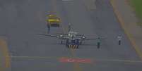 Avião ficou parada na pista até ser rebocado  Foto: Reprodução/@AviationTV/Youtube