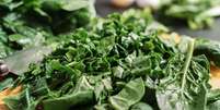 Os vegetais mais ricos em ferro são os de folhas verde-escuras  Foto: Freepik