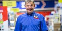Kevin Parsons trabalha há 40 no mesmo supermercado  Foto: Alliance Guernsey/Divulgação/Facebook / Estadão