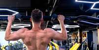 Personal trainer lista 4 exercícios que ajudam a queimar a gordura das costas em casa  Foto: Freepik