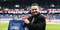 Marcos Venâncio de Albuquerque, o Ceará, posa para fotos segurando sua camisa durante a partida da Ligue 1 entre Paris Saint-Germain e Lille OSC, no Parc des Princes, em 19 de fevereiro de 2023, em Paris, França  Foto: Antonio Borga/Eurasia Sport Images/Getty Images